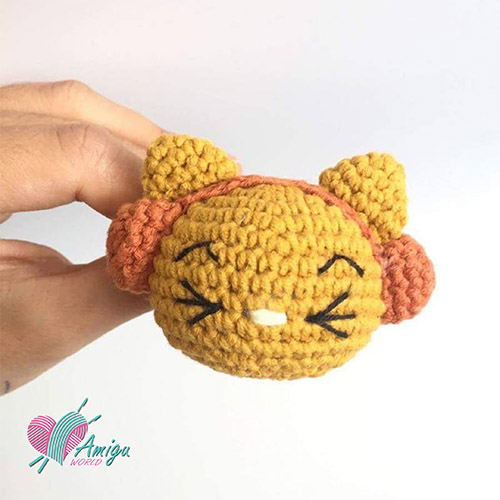 Cat with headphone keychain – Chinese Pattern