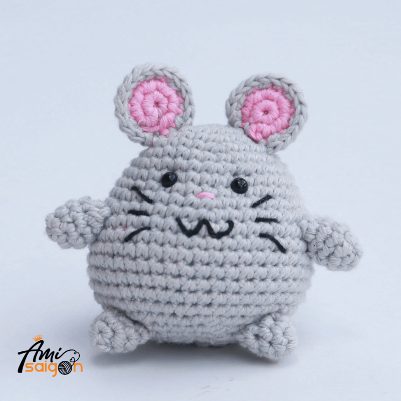 Little Amigurumi Mouse Crochet Pattern by AmiSaigon