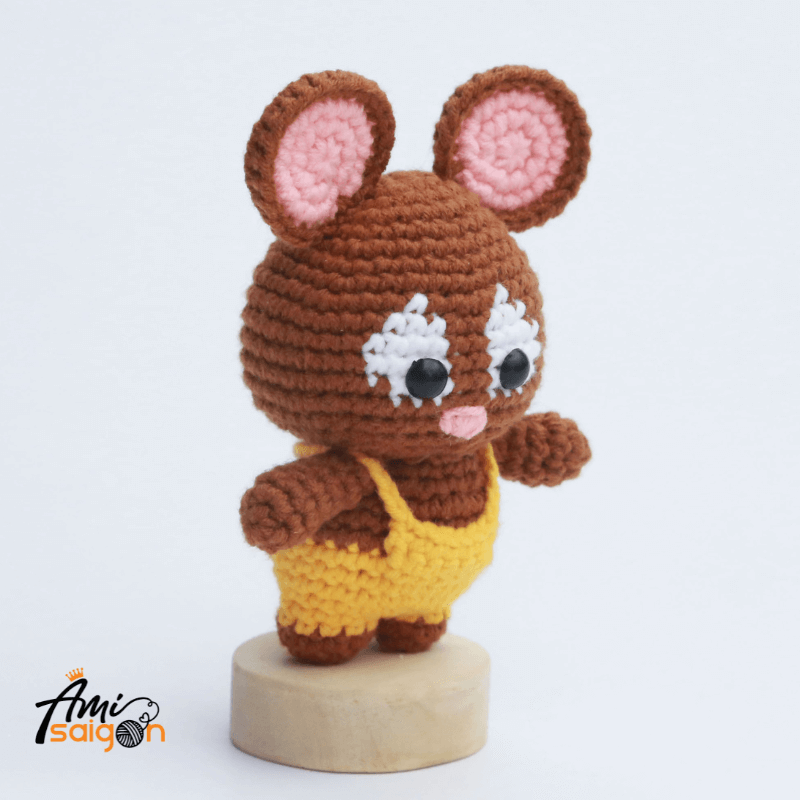 Amigurumi Mouse with Overalls by AmiSaigon