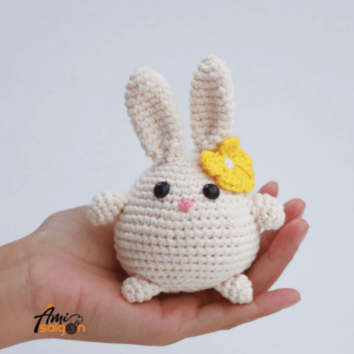 Chubby Rabbit with Flower amigurumi pattern