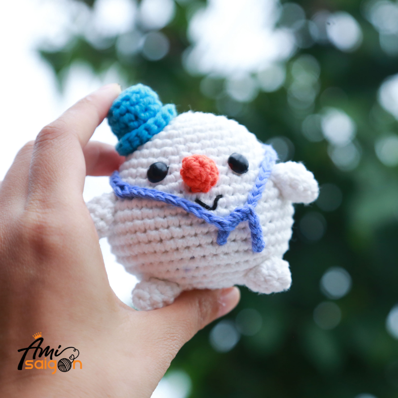 Snowman Amigurumi crochet pattern by AmiSaigon