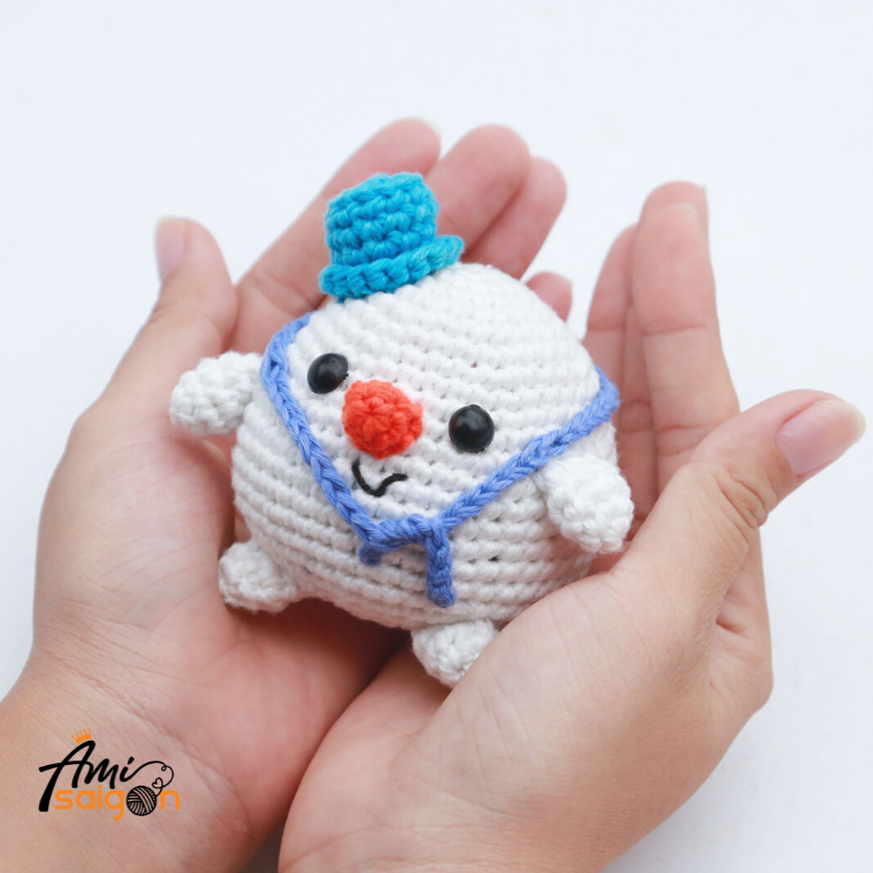 Snowman Amigurumi crochet pattern by AmiSaigon