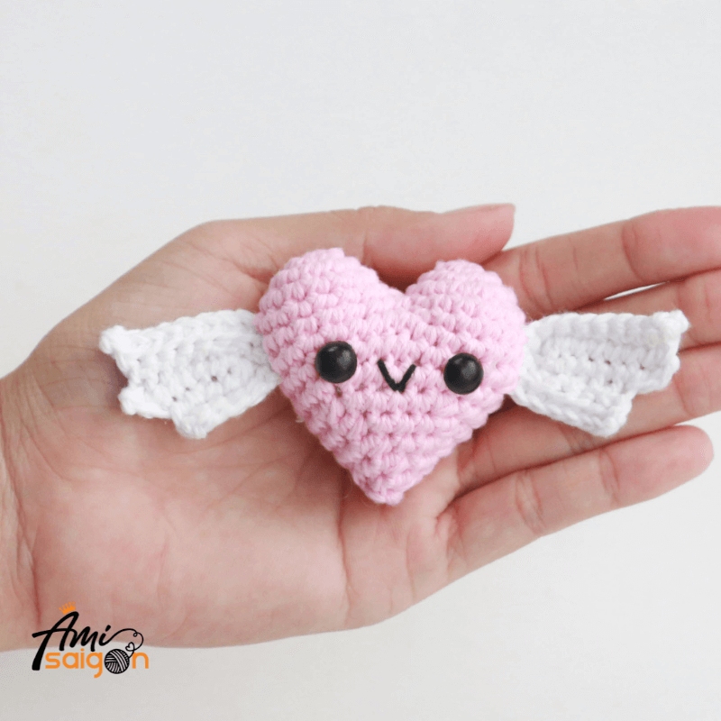 Free Crochet Pattern for Angel Heart Amigurumi (picture: @amisaigonvn)