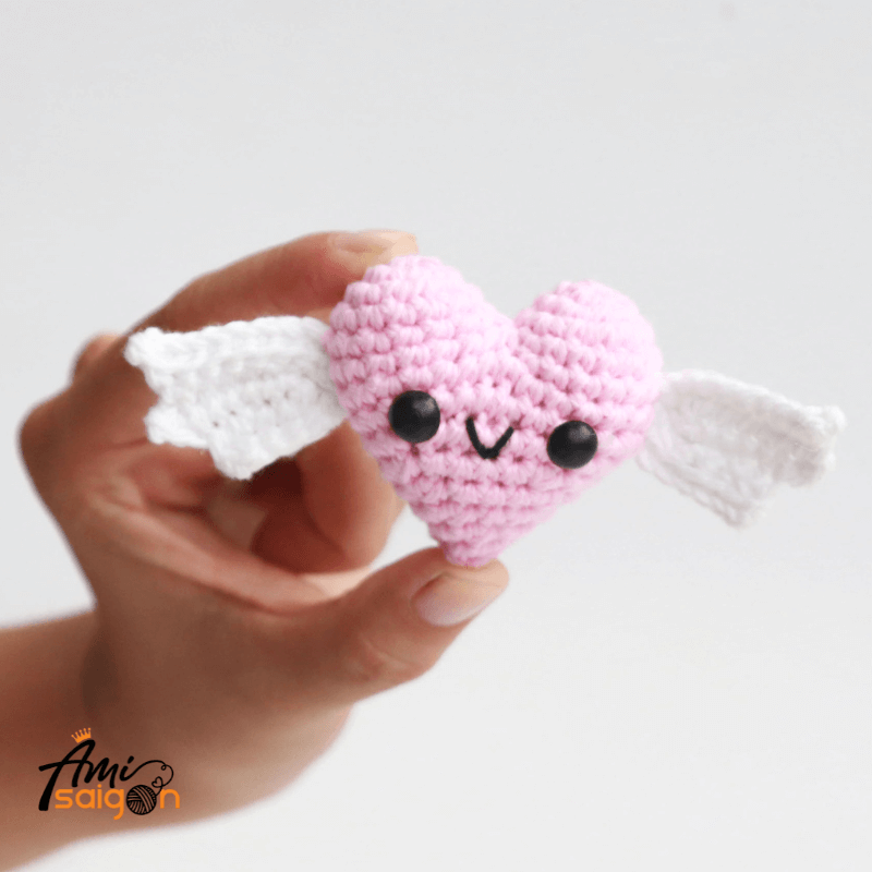 Free Crochet Pattern for Angel Heart Amigurumi (picture: @amisaigonvn)