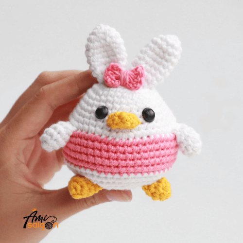 Free crochet pattern elegant Daisy duck amigurumi