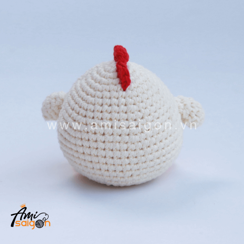 Free Crochet Pattern for Chubby Chicken Amigurumi (picture: @amisaigonvn)