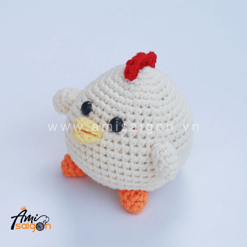 Free Crochet Pattern for Chubby Chicken Amigurumi (picture: @amisaigonvn)