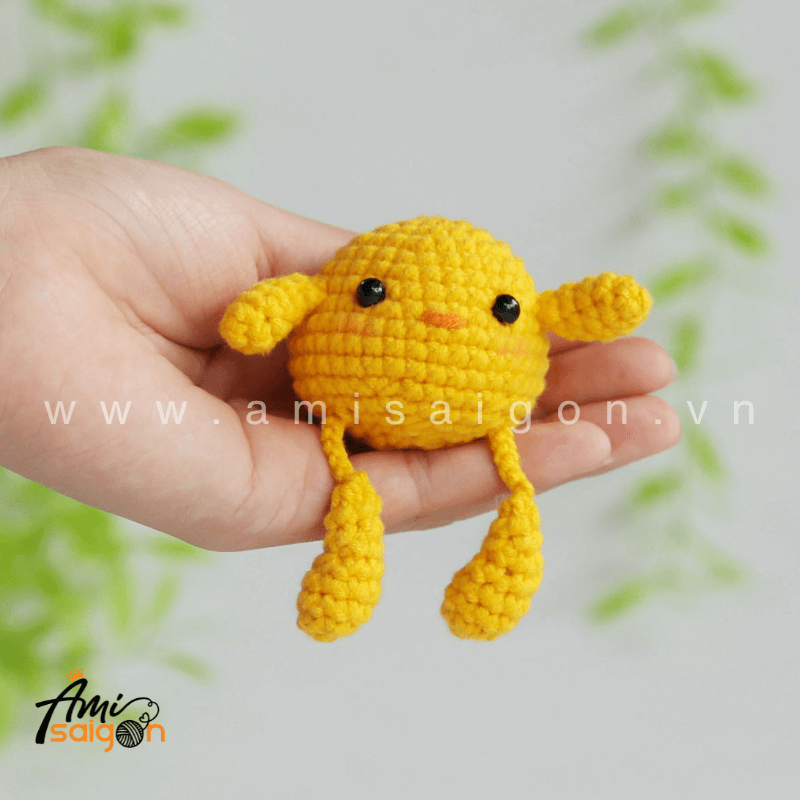 Amigurumi Chick Keychain Crochet pattern by AmiSaigon