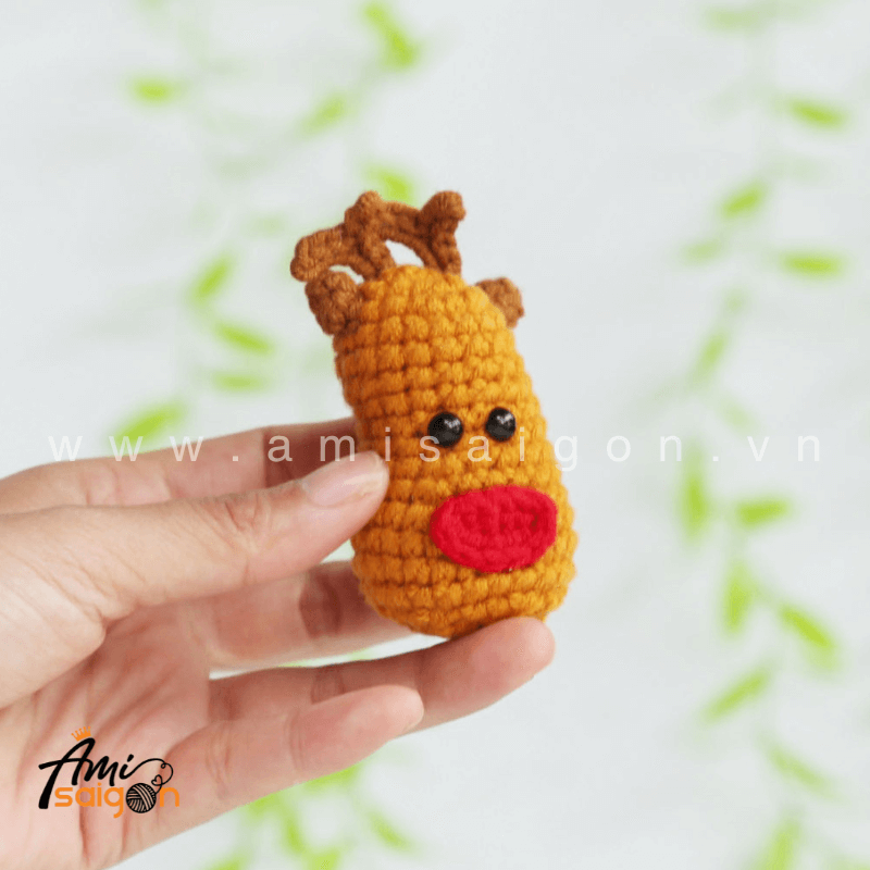 Amigurumi Reindeer Keychain Crochet pattern by AmiSaigon