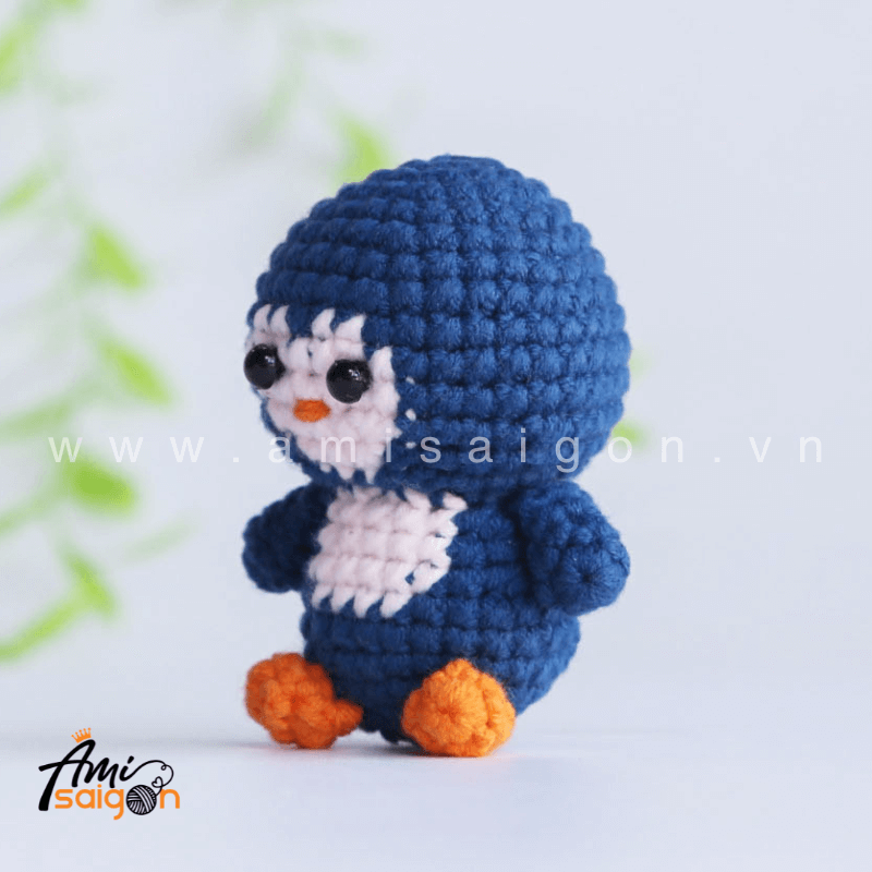 Amigurumi Penguin Keychain Crochet pattern by AmiSaigon
