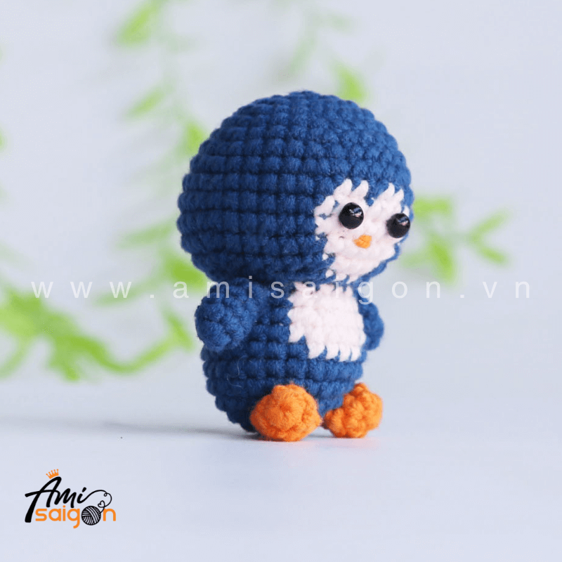 Amigurumi Penguin Keychain Crochet pattern by AmiSaigon
