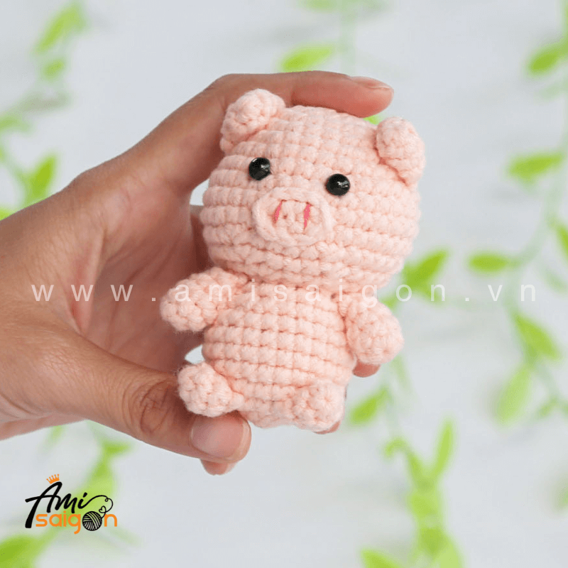 Amigurumi Pig Keychain Crochet pattern by AmiSaigon