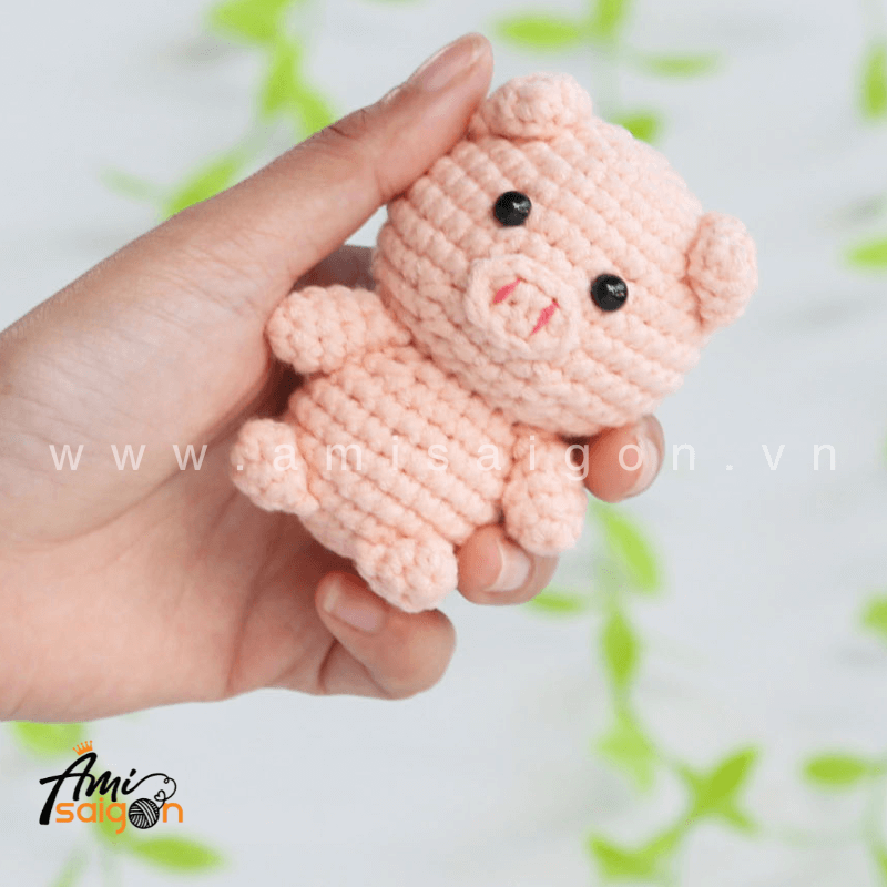 Amigurumi Pig Keychain Crochet pattern by AmiSaigon