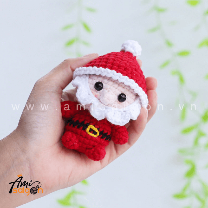 Little tiny Santa Claus Amigurumi Keychain Crochet pattern by AmiSaigon
