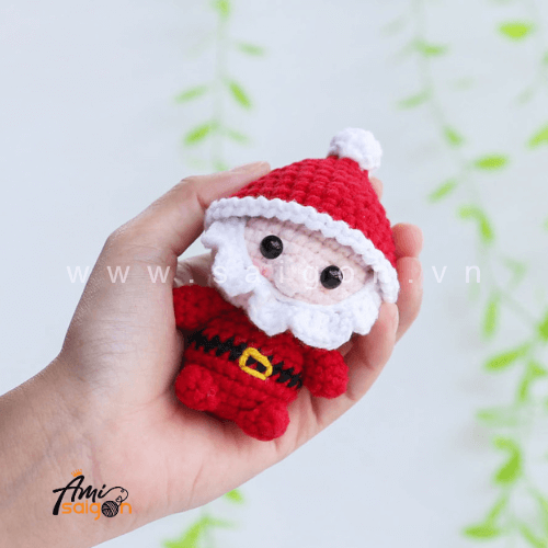 Crochet little tiny Santa Claus free amigurumi pattern
