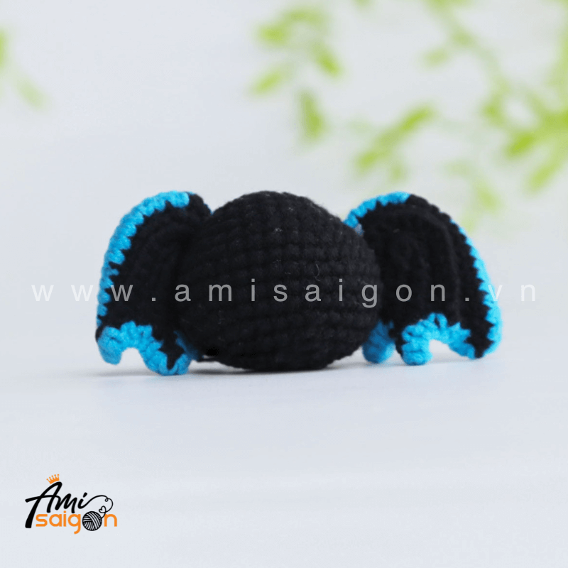 Little Bat Amigurumi Keychain Crochet pattern by AmiSaigon