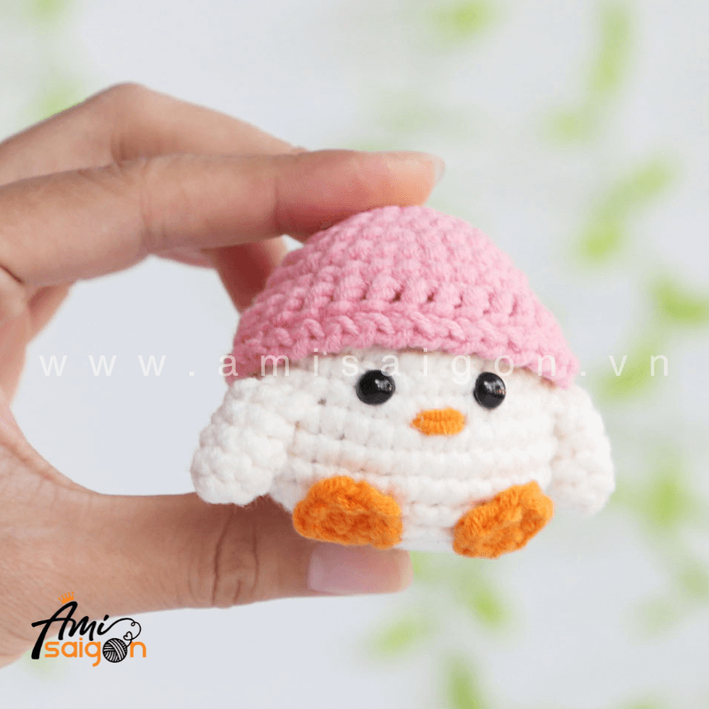 Chicken Amigurumi Keychain Crochet pattern by AmiSaigon