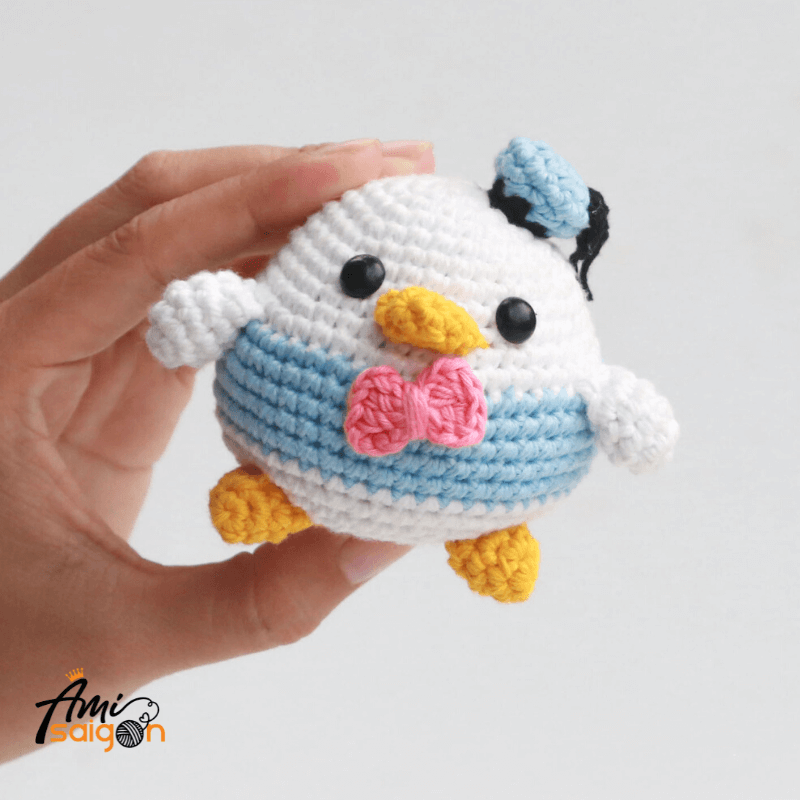 Thú bông vịt Donald bằng len amigurumi - Chart móc miễn phí (Ảnh: @amisaigonvn)