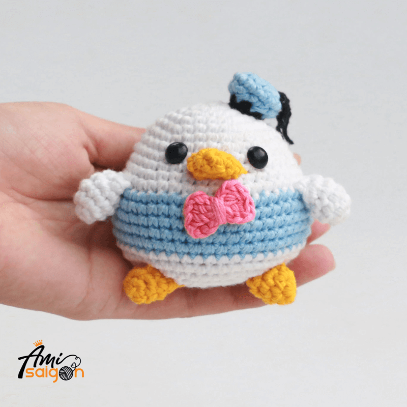 Thú bông vịt Donald bằng len amigurumi - Chart móc miễn phí (Ảnh: @amisaigonvn)