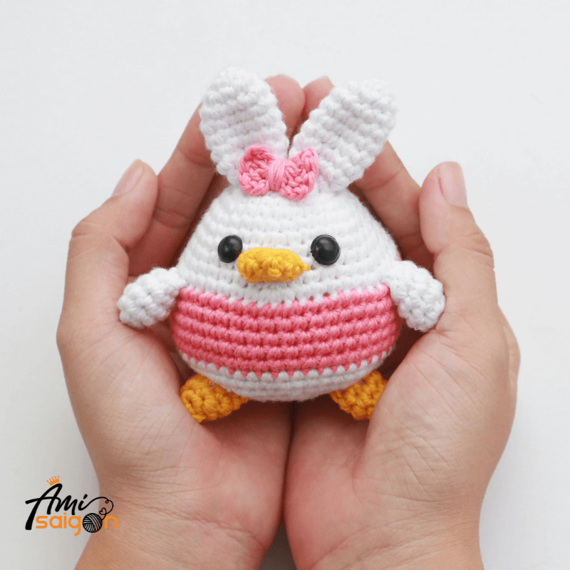 Thú bông vịt Daisy bằng len amigurumi - Chart móc miễn phí (Ảnh: @amisaigonvn)