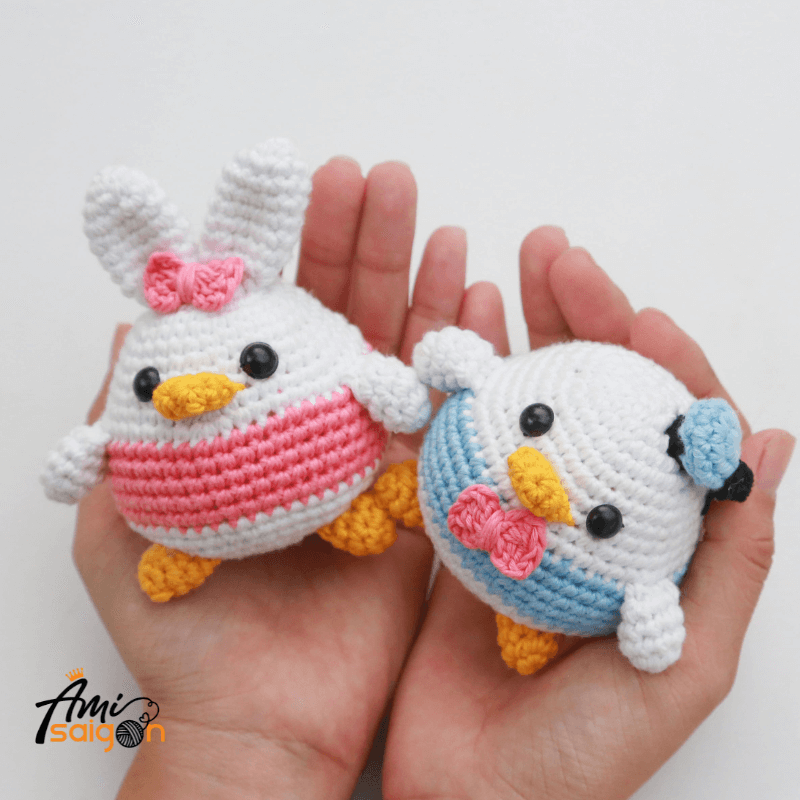 Thú bông vịt Daisy bằng len amigurumi - Chart móc miễn phí (Ảnh: @amisaigonvn)