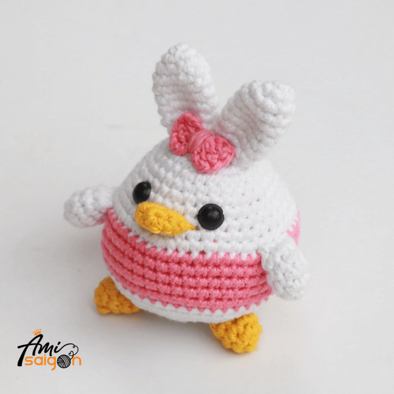 Thú bông vịt Daisy bằng len amigurumi - Chart móc miễn phí (Ảnh: @amisaigonvn)