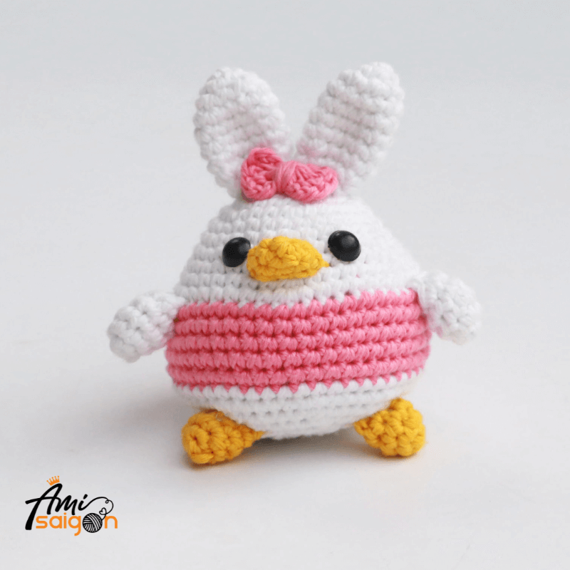 Thú bông vịt Daisy bằng len amigurumi - Chart móc miễn phí (Ảnh: @amisaigonvn)