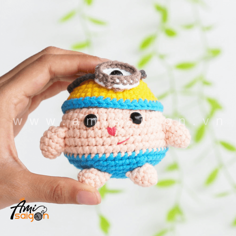 Chubby Minion Amigurumi Free Crochet pattern by AmiSaigon