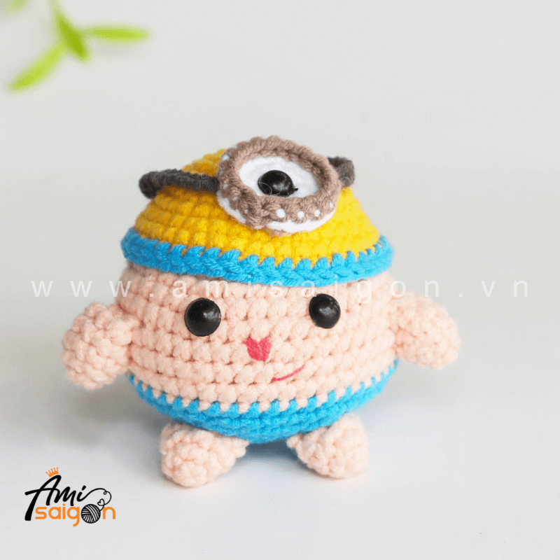 Chubby Minion Amigurumi Free Crochet pattern by AmiSaigon