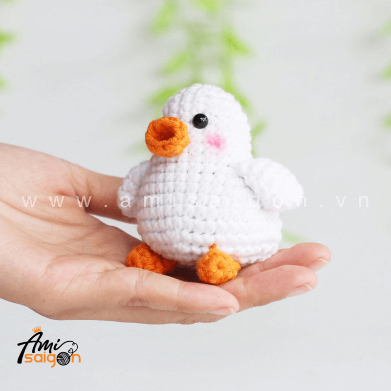 Chubby Chicken Amigurumi Free Crochet pattern by AmiSaigon