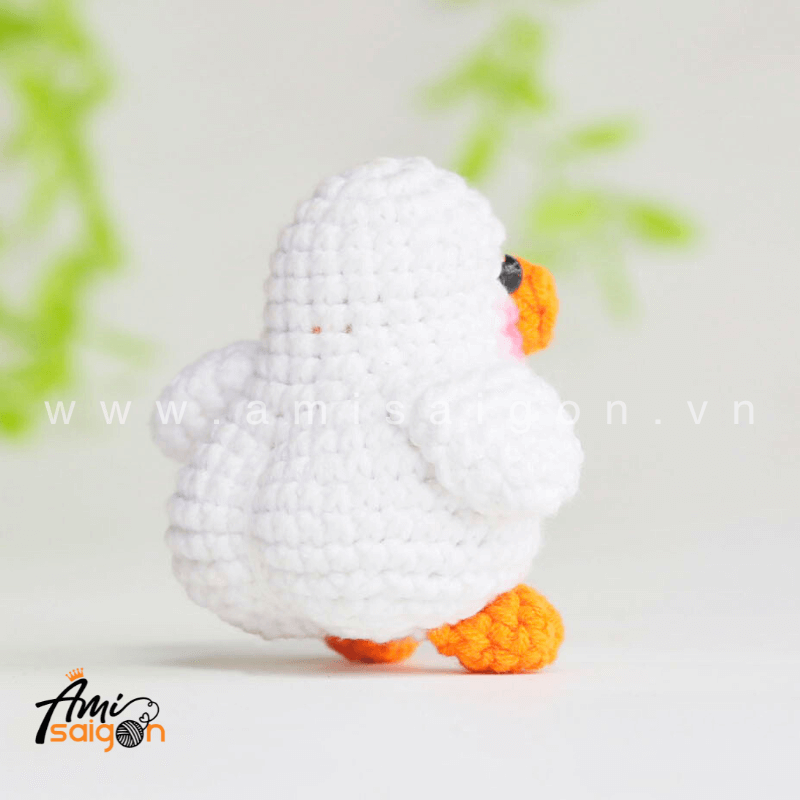 Chubby Chicken Amigurumi Free Crochet pattern by AmiSaigon