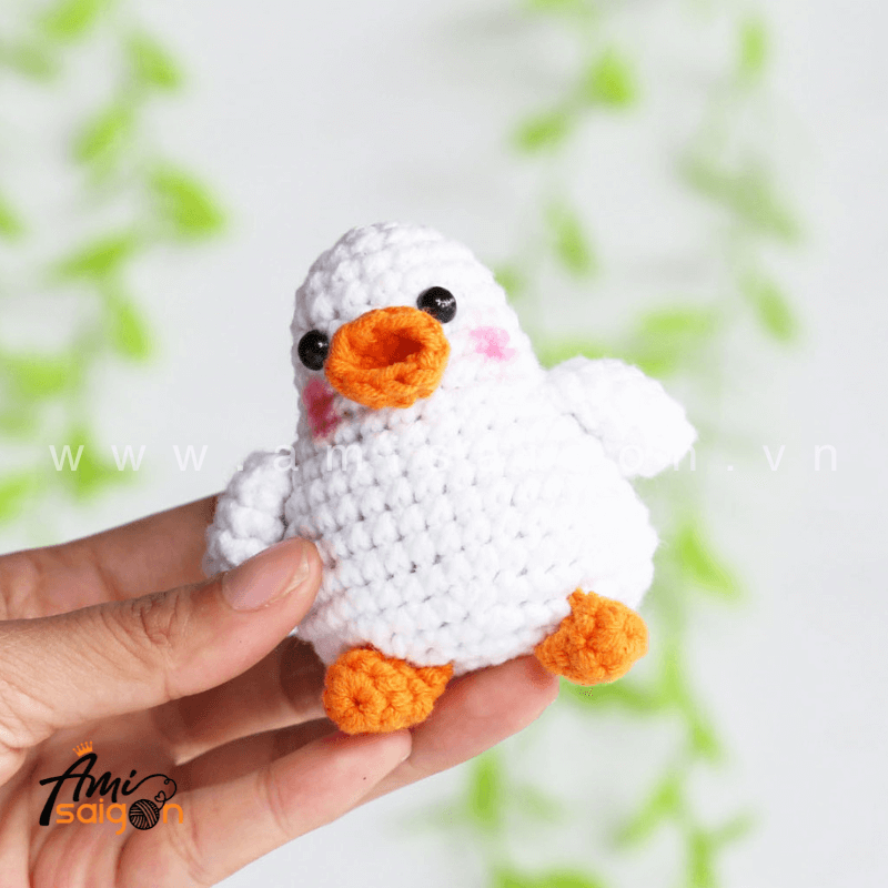 Chubby Chicken Amigurumi Free Crochet pattern by AmiSaigon