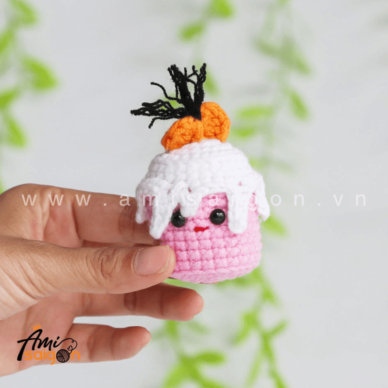 Cupcake Food Amigurumi Free Crochet pattern by AmiSaigon