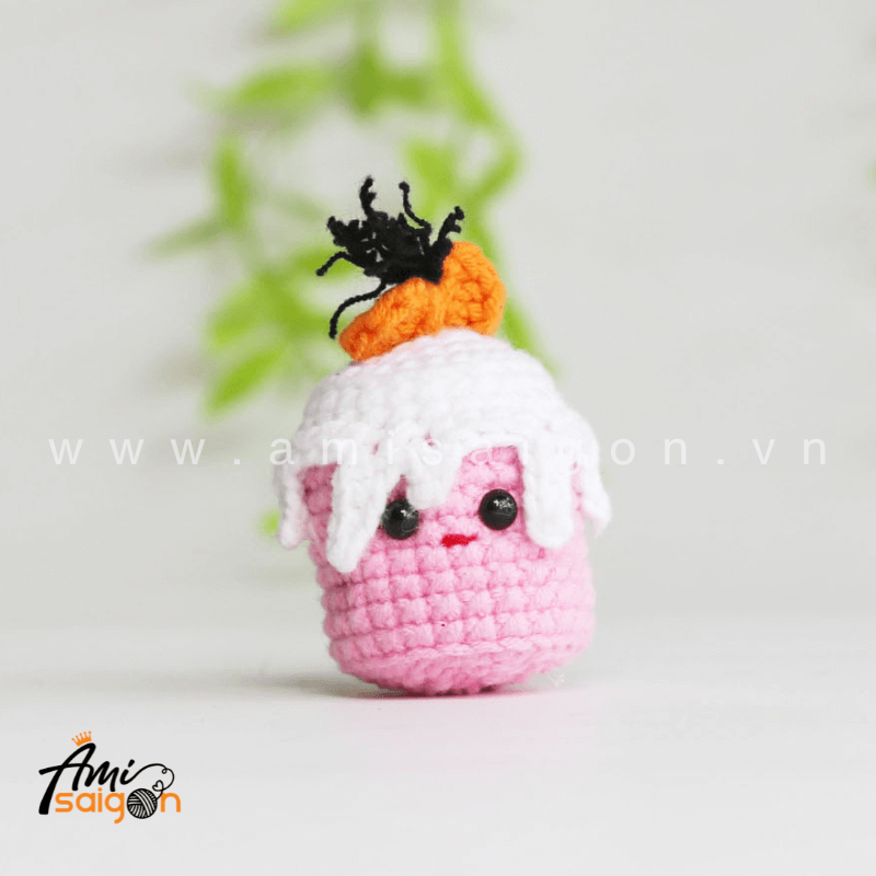 Cupcake Food Amigurumi Free Crochet pattern by AmiSaigon