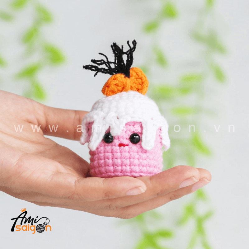 Cupcake Food Amigurumi Free Crochet pattern by AmiSaigon