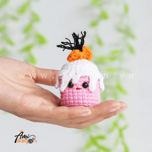 Cupcake amigurumi keychain free crochet pattern