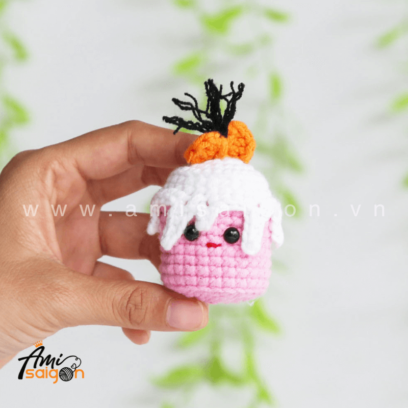 Cupcake Food Amigurumi Free Crochet pattern by AmiSaigon