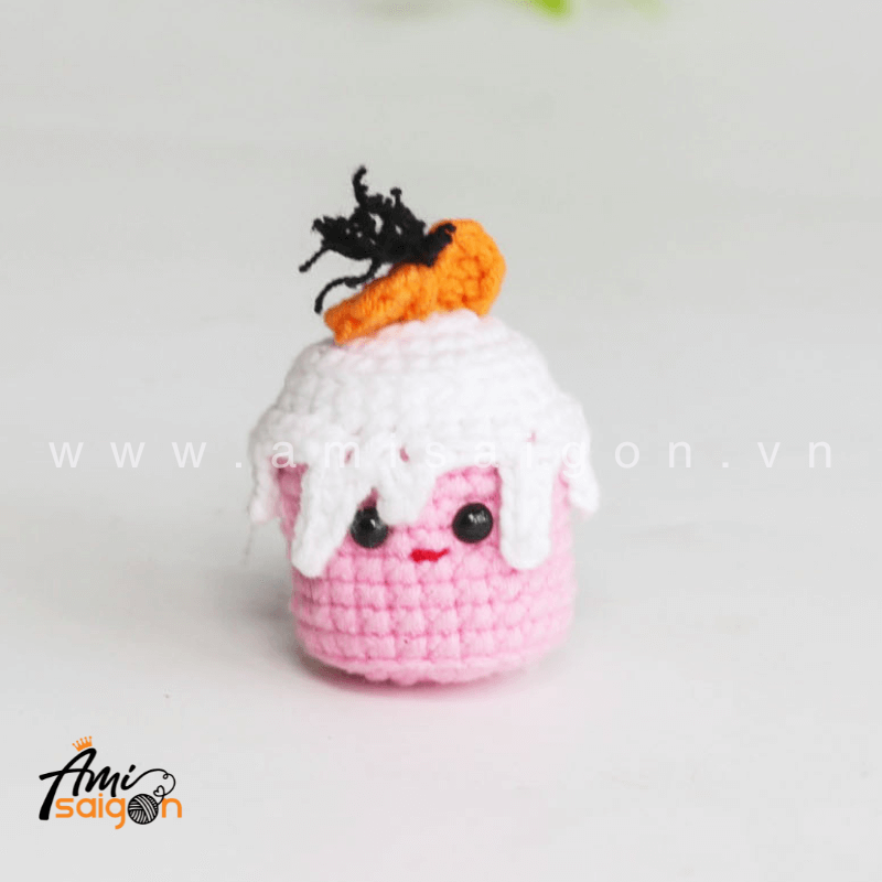 Cupcake Food Amigurumi Free Crochet pattern by AmiSaigon