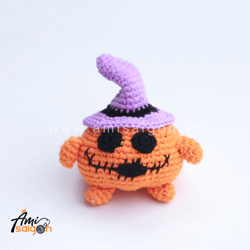 Thú bông Bí đỏ Halloween bằng len amigurumi - Chart móc miễn phí (Ảnh: @amisaigonvn)