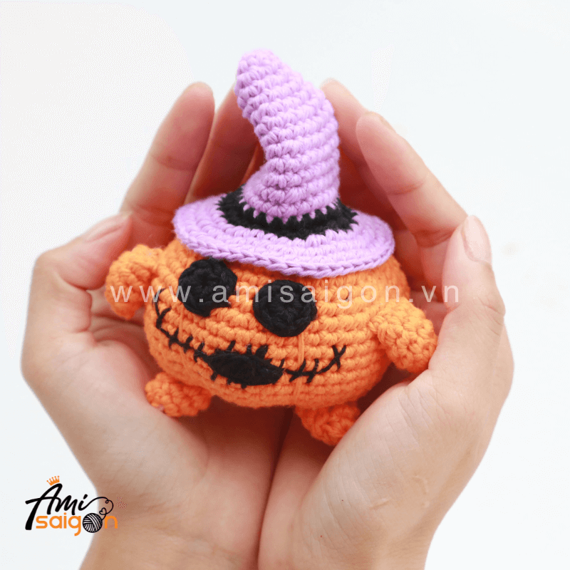 Thú bông Bí đỏ Halloween bằng len amigurumi - Chart móc miễn phí (Ảnh: @amisaigonvn)