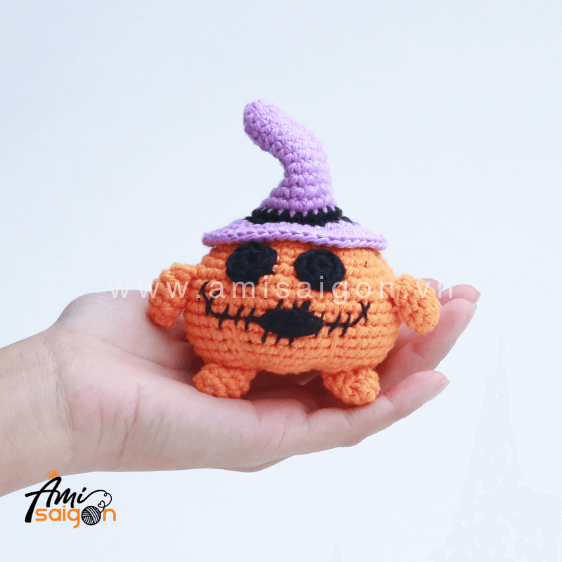 Thú bông Bí đỏ Halloween bằng len amigurumi - Chart móc miễn phí (Ảnh: @amisaigonvn)