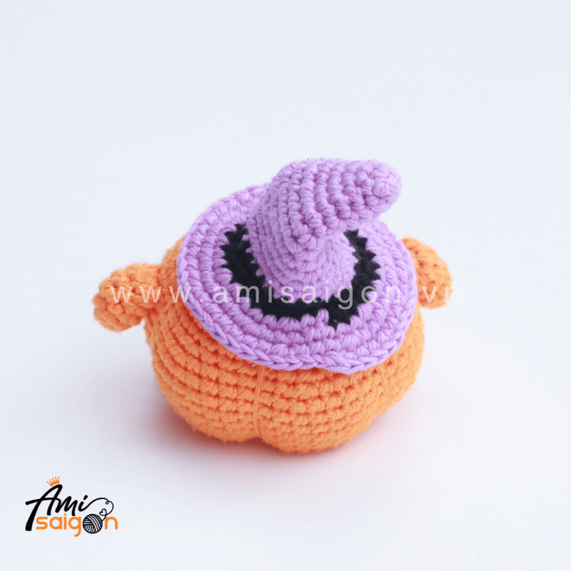 Thú bông Bí đỏ Halloween bằng len amigurumi - Chart móc miễn phí (Ảnh: @amisaigonvn)