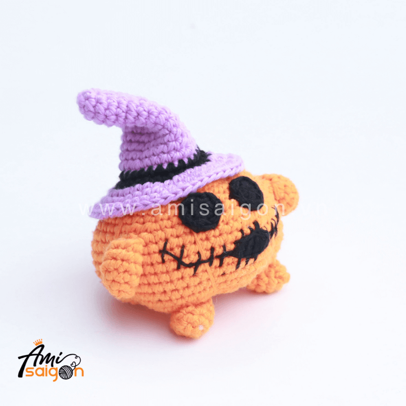 Thú bông Bí đỏ Halloween bằng len amigurumi - Chart móc miễn phí (Ảnh: @amisaigonvn)