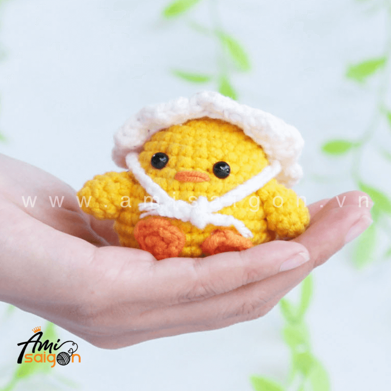 Móc khóa gà con đội nón bằng len amigurumi - Chart móc miễn phí (Ảnh: @amisaigonvn)