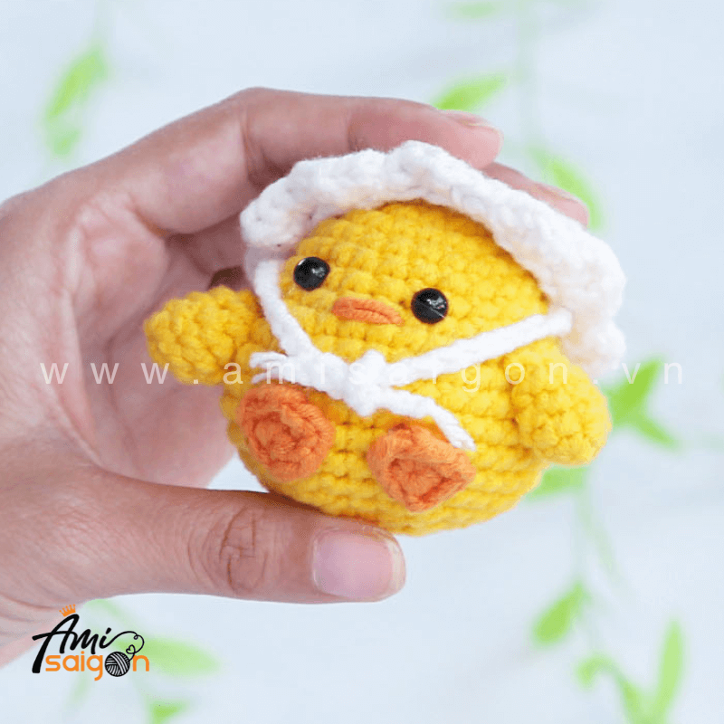 Móc khóa gà con đội nón bằng len amigurumi - Chart móc miễn phí (Ảnh: @amisaigonvn)