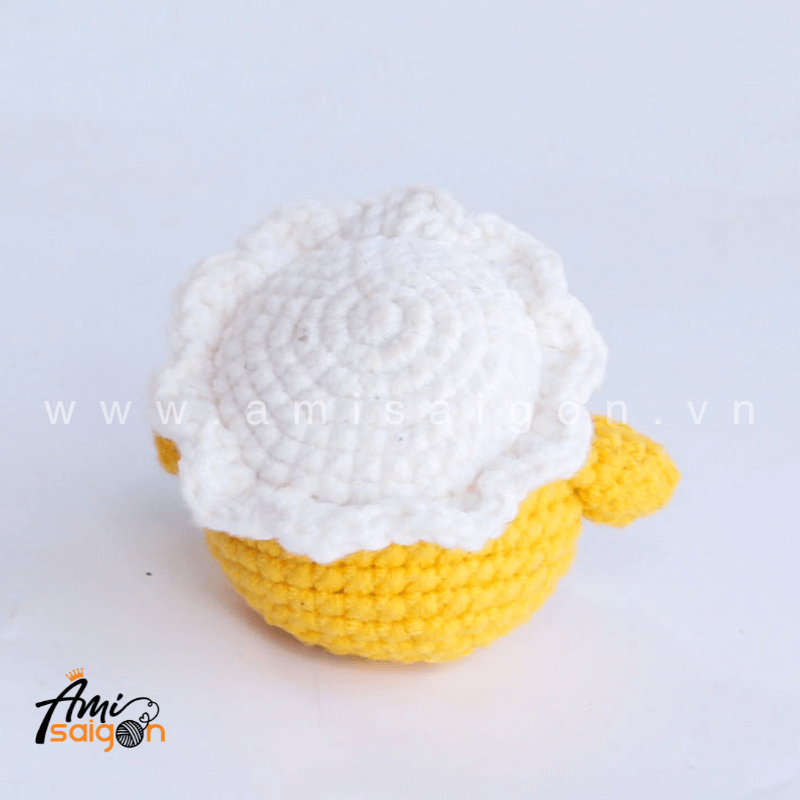 Móc khóa gà con đội nón bằng len amigurumi - Chart móc miễn phí (Ảnh: @amisaigonvn)