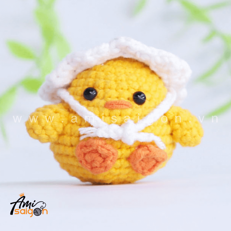 Móc khóa gà con đội nón bằng len amigurumi - Chart móc miễn phí (Ảnh: @amisaigonvn)