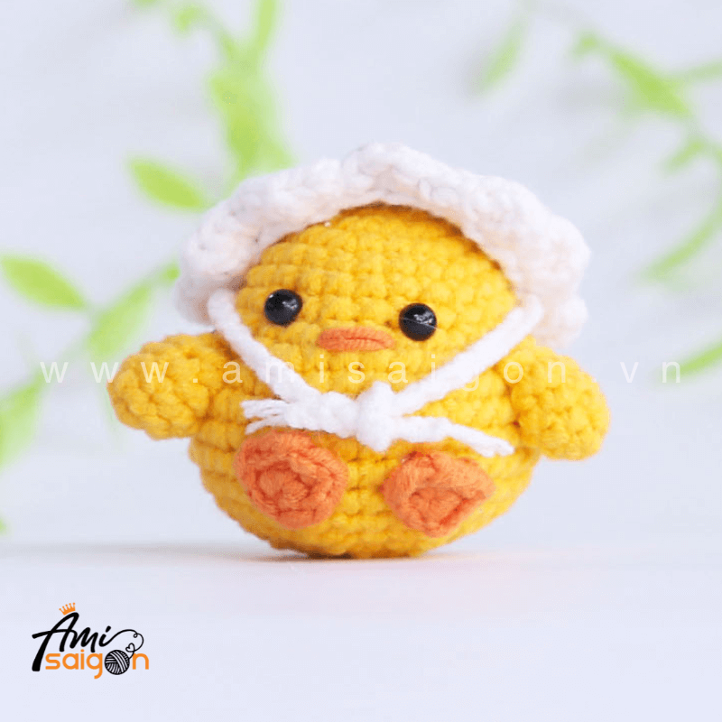 Móc khóa gà con đội nón bằng len amigurumi - Chart móc miễn phí (Ảnh: @amisaigonvn)