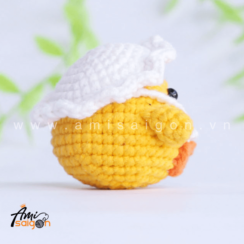 Móc khóa gà con đội nón bằng len amigurumi - Chart móc miễn phí (Ảnh: @amisaigonvn)