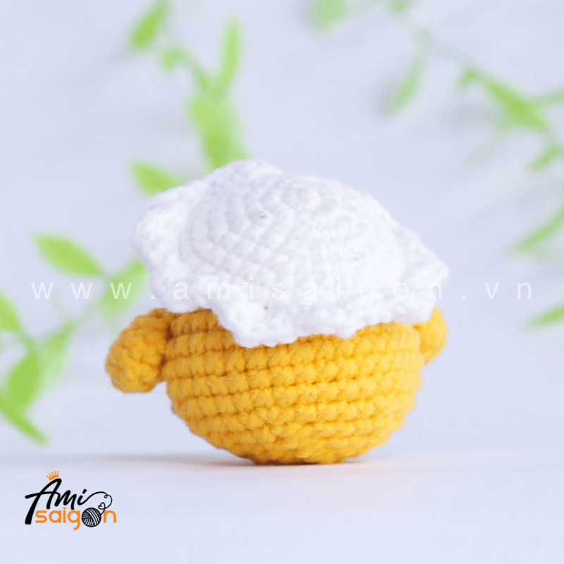 Móc khóa gà con đội nón bằng len amigurumi - Chart móc miễn phí (Ảnh: @amisaigonvn)